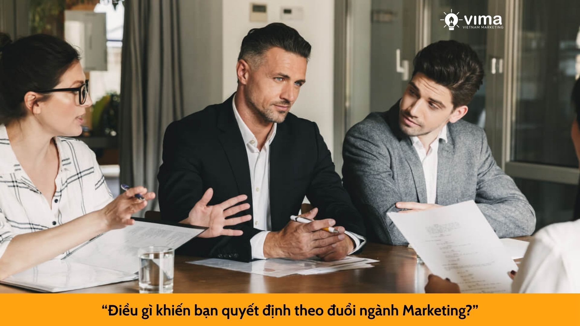 1. “Điều gì khiến bạn quyết định theo đuổi ngành Marketing?”